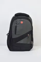 Mochila gris y negra con logo de cruz roja, siete bolsillos, compartimento para notebook, entrada USB y entrada para auriculares.