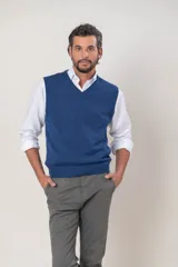 Chaleco de punto en lana merino, con cuello en V y diseño sin mangas, ideal para un estilo clásico y elegante.