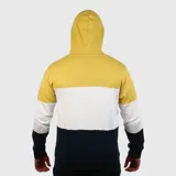Canguro con capucha color mostaza, blanco y azul marino, con cierre frontal y logo bordado en el pecho.