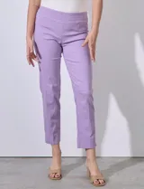 Pantalón color beige de gabardina elastizada, marca Zac & Rachel. Corte recto, pretina ancha pespunteada y largo al tobillo.