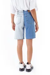 Bermuda de jean de tiro alto, con una pierna en color celeste y otra en azul.