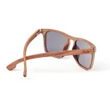 Lentes de sol Indie Growler con montura cuadrada de madera color nogal y lentes polarizados color gris oscuro.