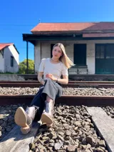 Botas texanas de cuero color peltre con bordados en el empeine y caña media.