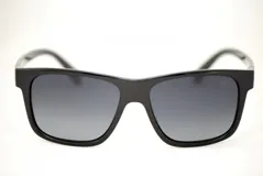 Lentes de sol MDQ modelo Uyuni, con montura cuadrada de acetato color negro y lentes grises degradadas.