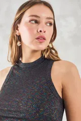 Musculosa de tejido acanalado con acabado brillante, de corte ajustado al cuerpo y cuello redondo alto.