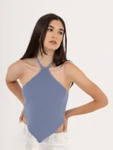 Top azul de tejido de punto con cuello halter y espalda descubierta.
