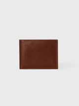 Billetera de cuero marrón con múltiples ranuras para tarjetas, dos compartimentos para billetes y detalle de logo grabado.