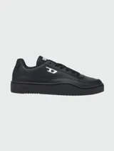 Zapatillas deportivas Diesel modelo S-Tracker-D, de diseño urbano en color blanco con detalles en tono crema en la suela y logo lateral en negro.