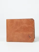 Billetera de cuero color marrón con múltiples ranuras para tarjetas y compartimento para billetes. Interior forrado en poliéster.