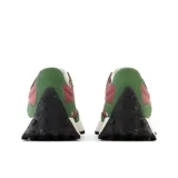 Championes New Balance 327 de dama, color verde y bordó con logo "N" en blanco.