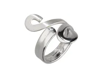 Anillo de plata 925 con diseño abstracto y terminación satinada.