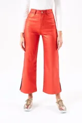 Pantalón wide leg color rojo metalizado, de tiro medio y corte ancho con aberturas laterales en el ruedo.