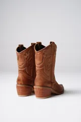 Botas texanas cortas blancas de cuero con bordados en la capellada y taco de madera.