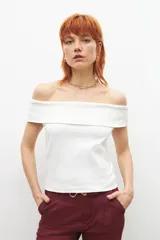 Top color crudo con escote bardot y corte ajustado.