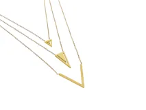 Collar de acero con baño de oro, triple cadena con dije en forma de V.