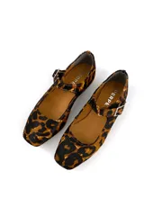 Zapato tipo Mary Jane con estampado animal print, capellada, forro y plantilla 100% de cuero. Ajuste con hebilla.