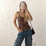 Musculosa marrón con estampado animal print, breteles finos y corte ajustado.
