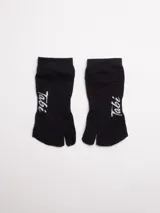 Par de medias color beige con separación para el dedo gordo, con logo 'Tabi' en el lateral.