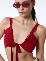 Top negro con escote regulable y breteles ajustables que se pueden atar en el delantero o espalda.