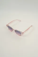 Lentes de sol color beige con forma cat-eye.