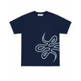 Remera de algodón color azul marino con estampa serigráfica en color gris claro en el lateral inferior. Presenta cuello redondo reforzado y corte regular.