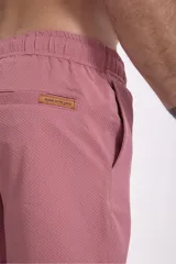 Short de baño liso color rosa oscuro con cintura elástica y cordón ajustable blanco.