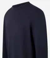 Suéter de punto color borgoña, con cuello redondo, sisas ligeramente desplazadas y bajo y puños acanalados.