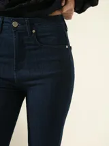 Jeans cropped de tiro medio confeccionado en denim de algodón con elastizado sutil. Fit recto, con lavado sutil manteniendo el color azul intenso del tejido.