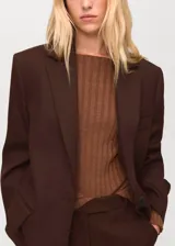 Jersey de punto fino con textura acanalada, cuello barco y manga larga, de diseño entallado.