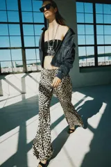 Pantalón de tiro medio con estampado animal print de leopardo, cintura elástica ajustable con cordón y perneras amplias y rectas.