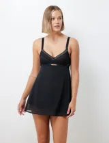 Chemise corta negra de gasa texturada con breteles regulables y panty colaless.