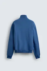 Sudadera de algodón azul con cuello alto y cierre frontal de cremallera de un cuarto. Presenta un corte regular y puños y bajo en rib.