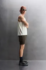 Musculosa deportiva de running en tejido ligero y perforado de color marrón, con cuello redondo y diseño sin mangas.