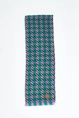 Bufanda rectangular con diseño a cuadros en tonos verde y lila, con flecos cortos en los extremos.