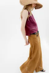 Musculosa blanca de lino con escote en V y corte crop.