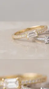 Anillo triple compuesto por tres bandas finas con baño de oro y oro rosa, cada una decorada con una circonia en corte rectangular.