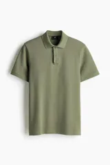 Remera polo H&M de manga corta en piqué de algodón, color verde militar, con cuello camisero y tapeta frontal de dos botones. Corte estándar para una silueta clásica y cómoda.