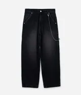 Pantalón de jean corte super baggy con efecto jaspeado o mármol, cintura con trabillas, cierre tradicional y bolsillo cargo lateral con cadena decorativa.