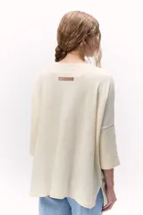 Sweater de tejido de punto color celeste, con escote en V y calce holgado. Confeccionado en lana italiana.