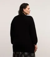 Cardigan abierto de punto, color negro, con escote en V, manga larga y bolsillos delanteros.