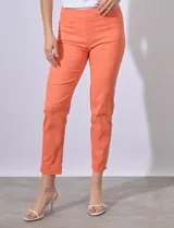 Pantalón de vestir verde esmeralda, de corte recto, con bolsillos laterales y traseros.