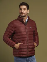 Campera puffer color bordó con cierre frontal y bolsillos laterales con cierre.