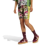 Calza corta tipo biker de la colaboración Adidas x Farm Rio, con estampado tropical de aves y flores sobre fondo beige. Presenta las tres tiras características de la marca en los laterales en color amarillo.