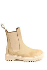 Bota tipo Chelsea de cuero negro con caña media, paneles laterales elásticos y suela track dentada.