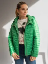 Campera acolchada color fucsia, con cierre frontal y capucha. Presenta un diseño capitoneado con costuras onduladas.