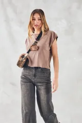 Remera de algodón peinado color gris oscuro con efecto lavado, corte oversize y mangas cortas tipo capa.