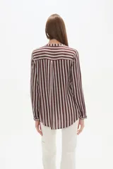 Blusa de viscosa con estampado de rayas verticales en tonos marrón y blanco, cuello mao y cierre frontal parcial con botones.