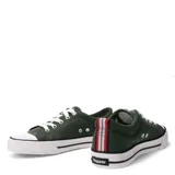 Championes Topper Derby color verde oliva, de corte bajo y capellada de lona con puntera de goma blanca.