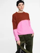 Sweater tejido en jersey con diseño a bloques de color blanco y azul.