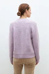 Cárdigan de punto bouclé color lavanda con botones.
